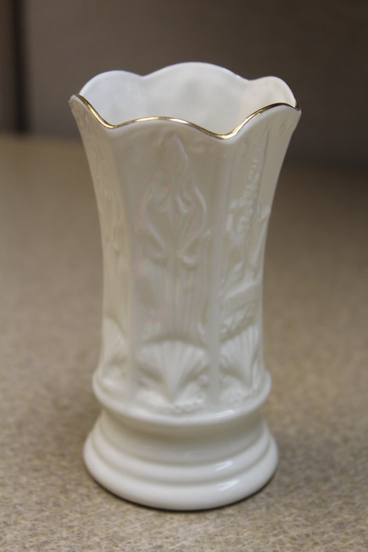 Belleek Spill Vase: visitor center souvenir - 4 1/8" tall
