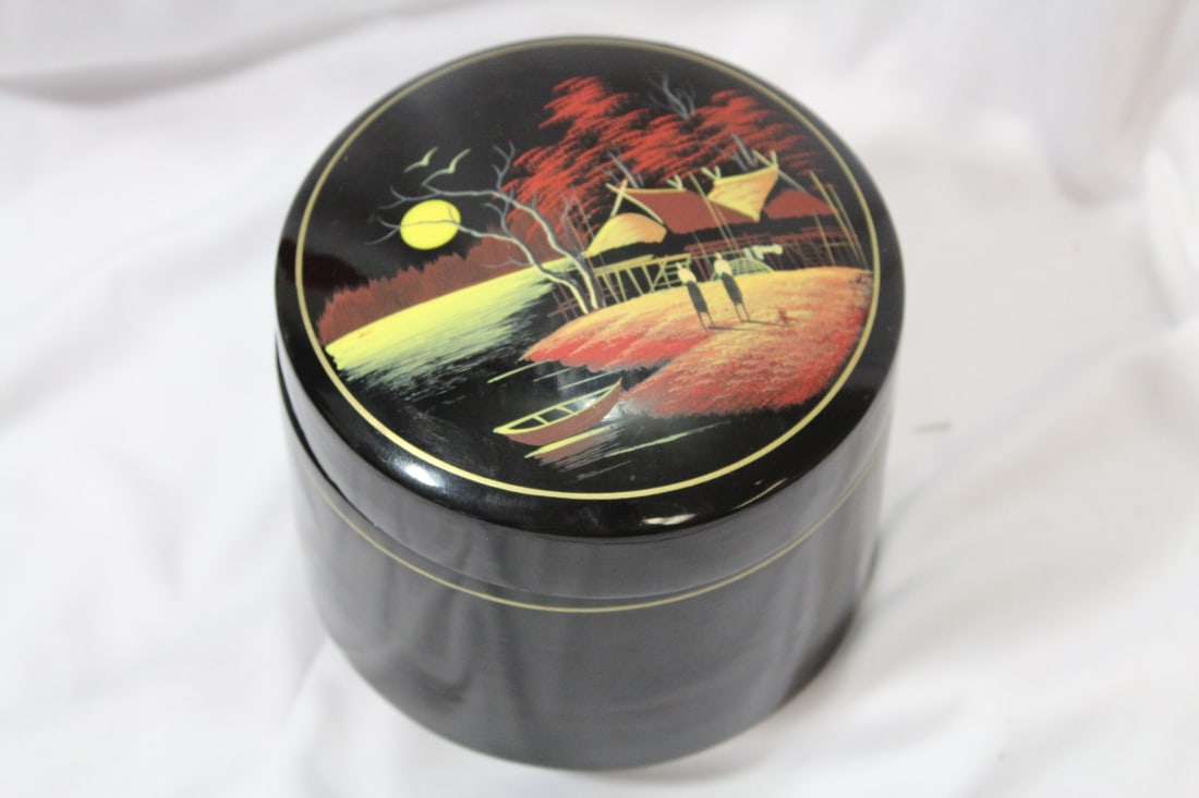 A Japanese Lacquer Staking Box: 4 3/4" tall