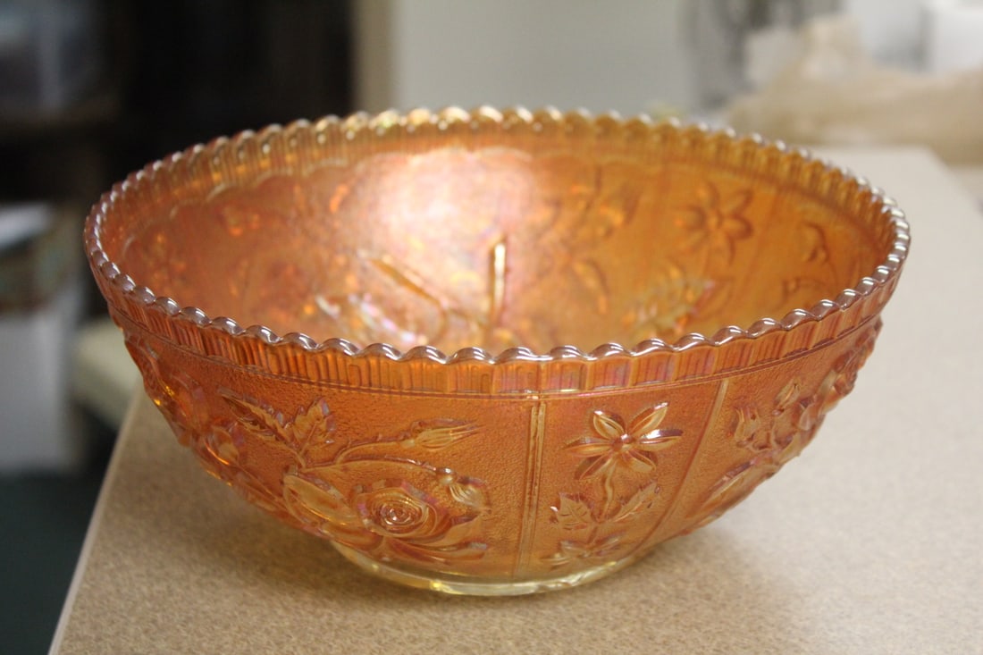 Large Carnival Glass Bowl: Rose pattern - 9" in diameter
