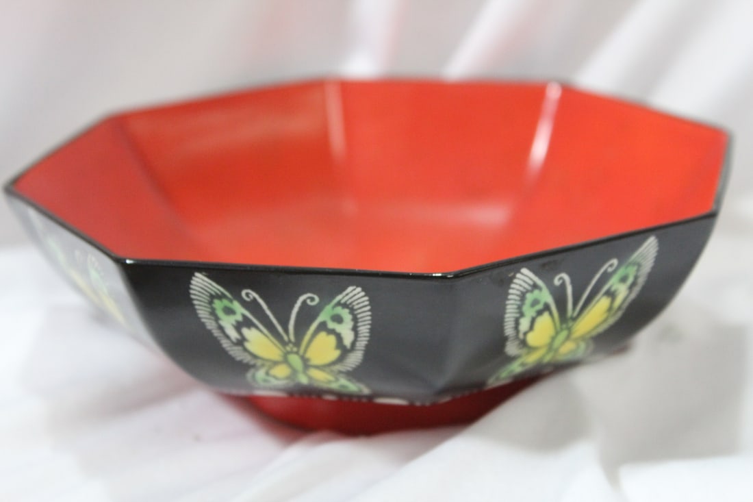 A Rare Shelley Octagon Ceramic Bowl: 6 1/2" in diameter