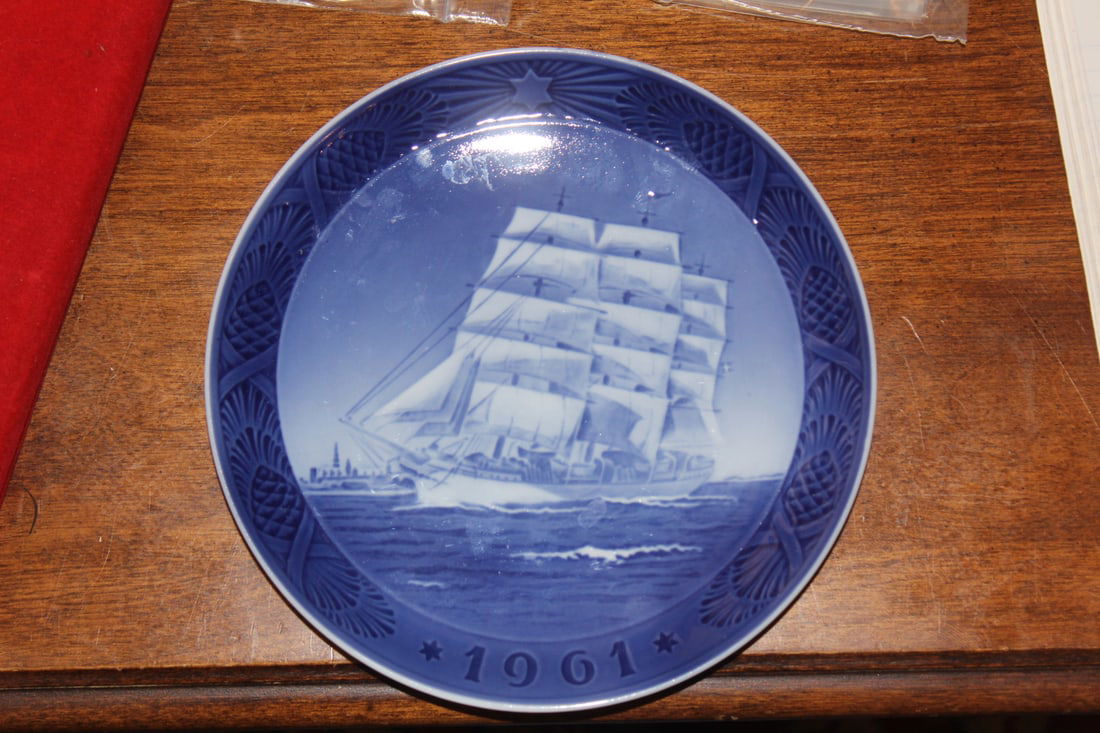 Royal Copenhagen Denmark 1961 Plate: 7 1/8" in diameter