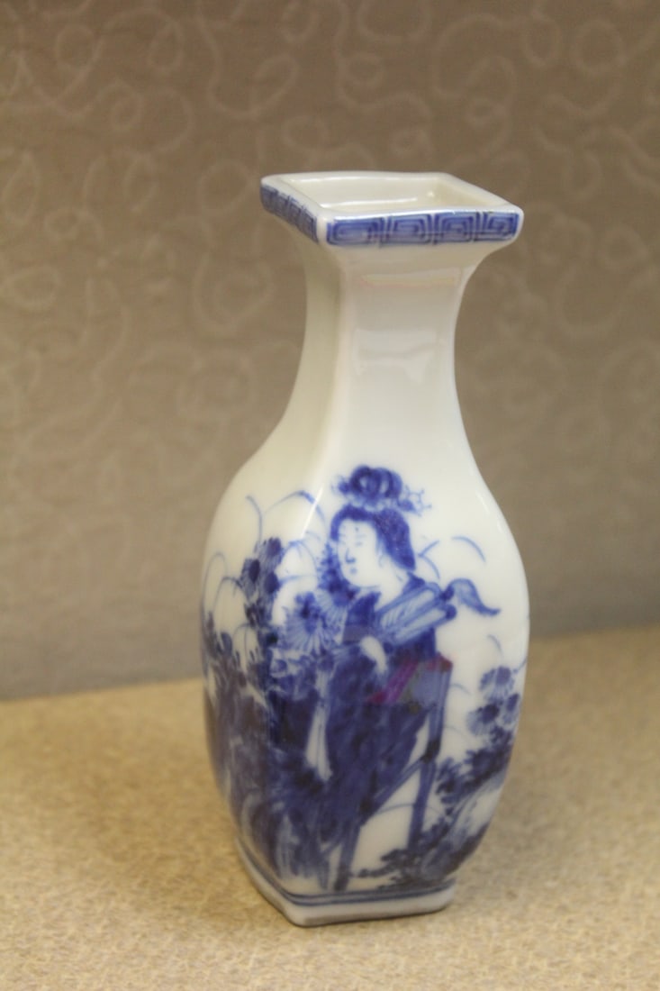 Vintage Japanese/Chinese small vase: blue and white 5 1/8" tall