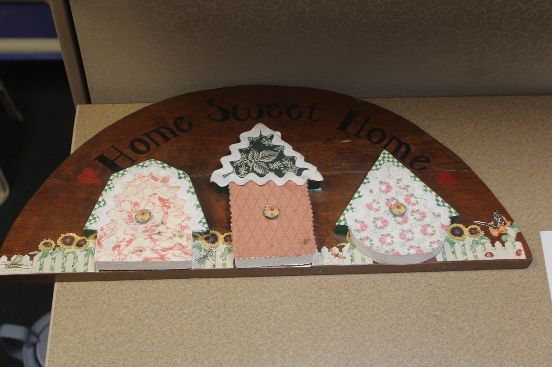 "Home Sweet Home" Wall Hanger: 19 1/4" across