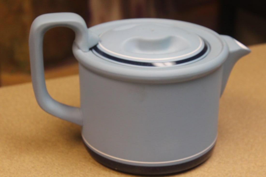 Arita Teapot: 6 1/4" tall