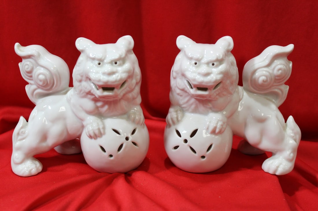 A Pair of Chinese Shishi Porcelain: 5 1/2" tall