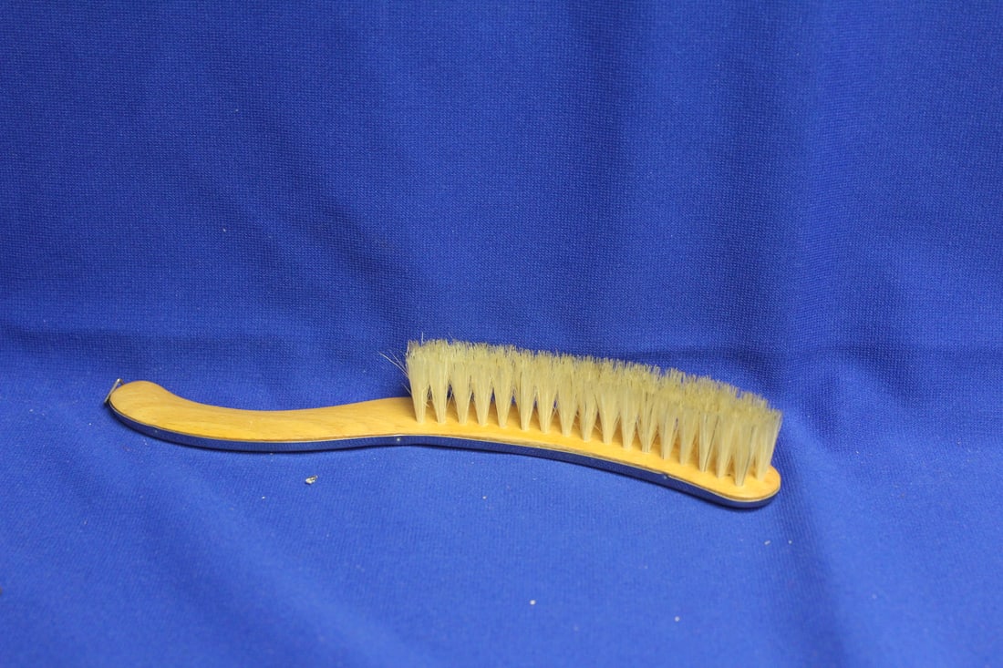 A German Brusher: possibly horse hair - 9 1/4" across