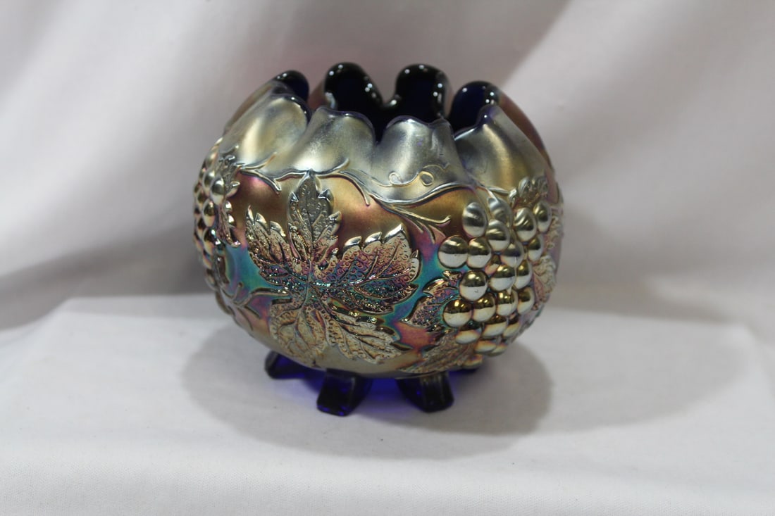 A Carnival Glass Peach Plum Bowl: 4 1/2" tall