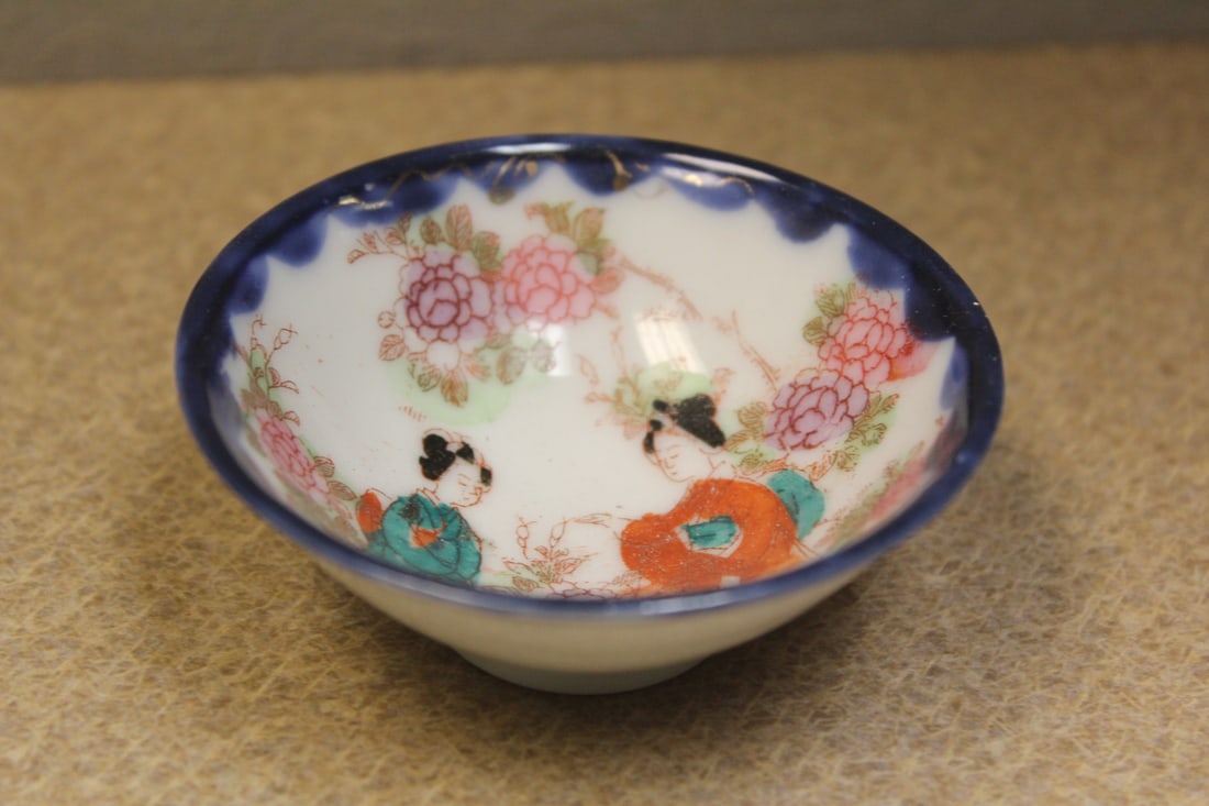 Small Japanese Kutani Bowl: 2 7/8" in diameter