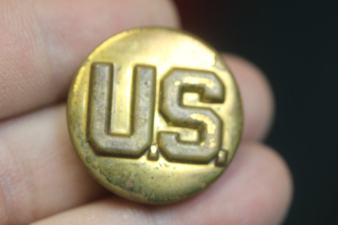 Vintage US Military Pin or Button (1 of 3)