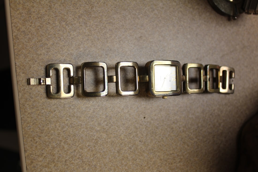 Decade Quartz Watch: running