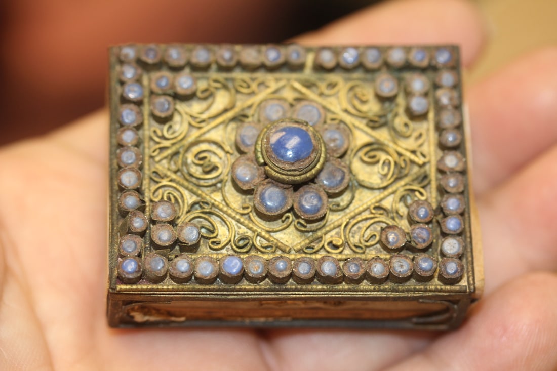 Metal Wire and Lapis Match Box: 2 1/8" across - nice detail work