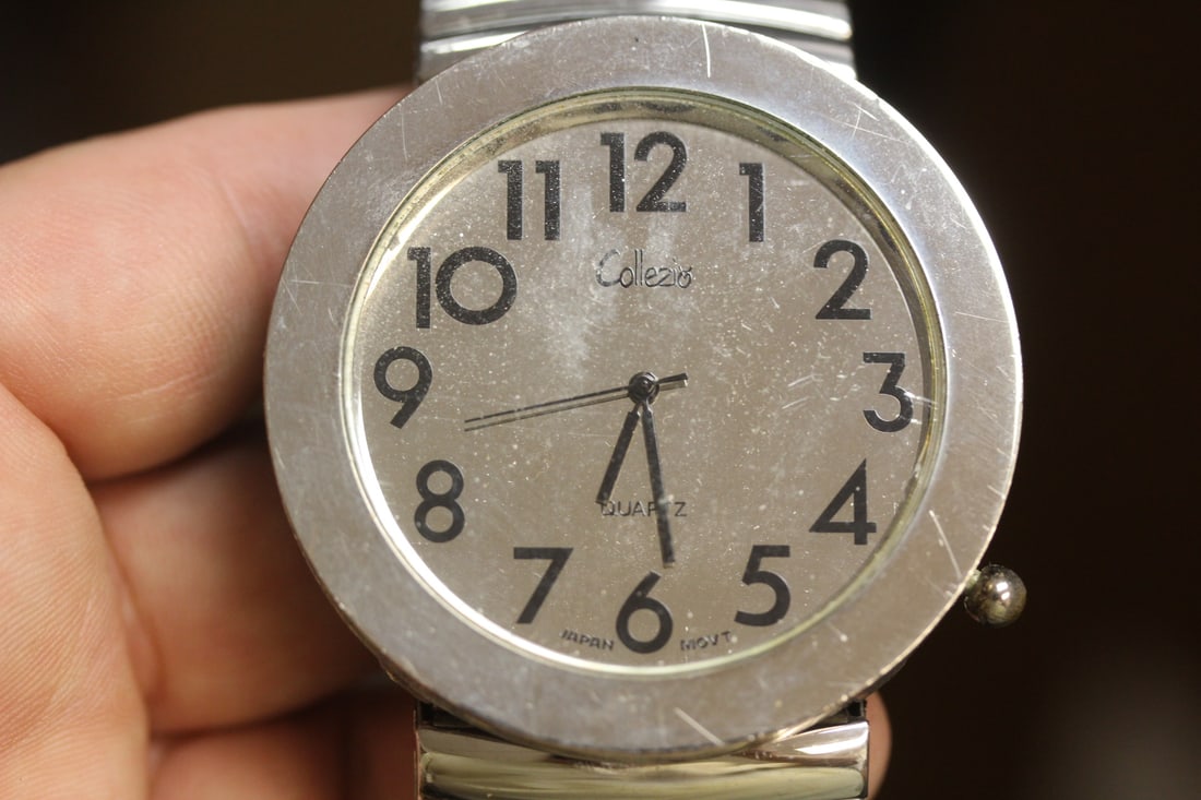 Collecio Quartz Watch: large face - running