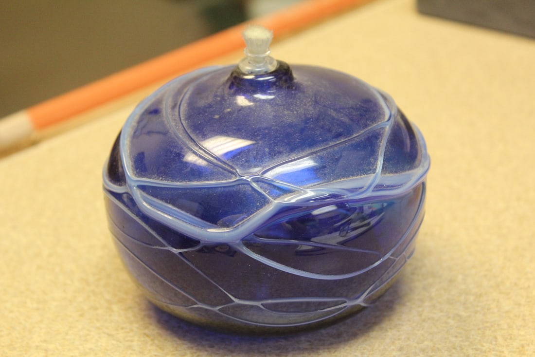 Artist Signed Art Glass oil Lamp: 3 3/4" in diameter