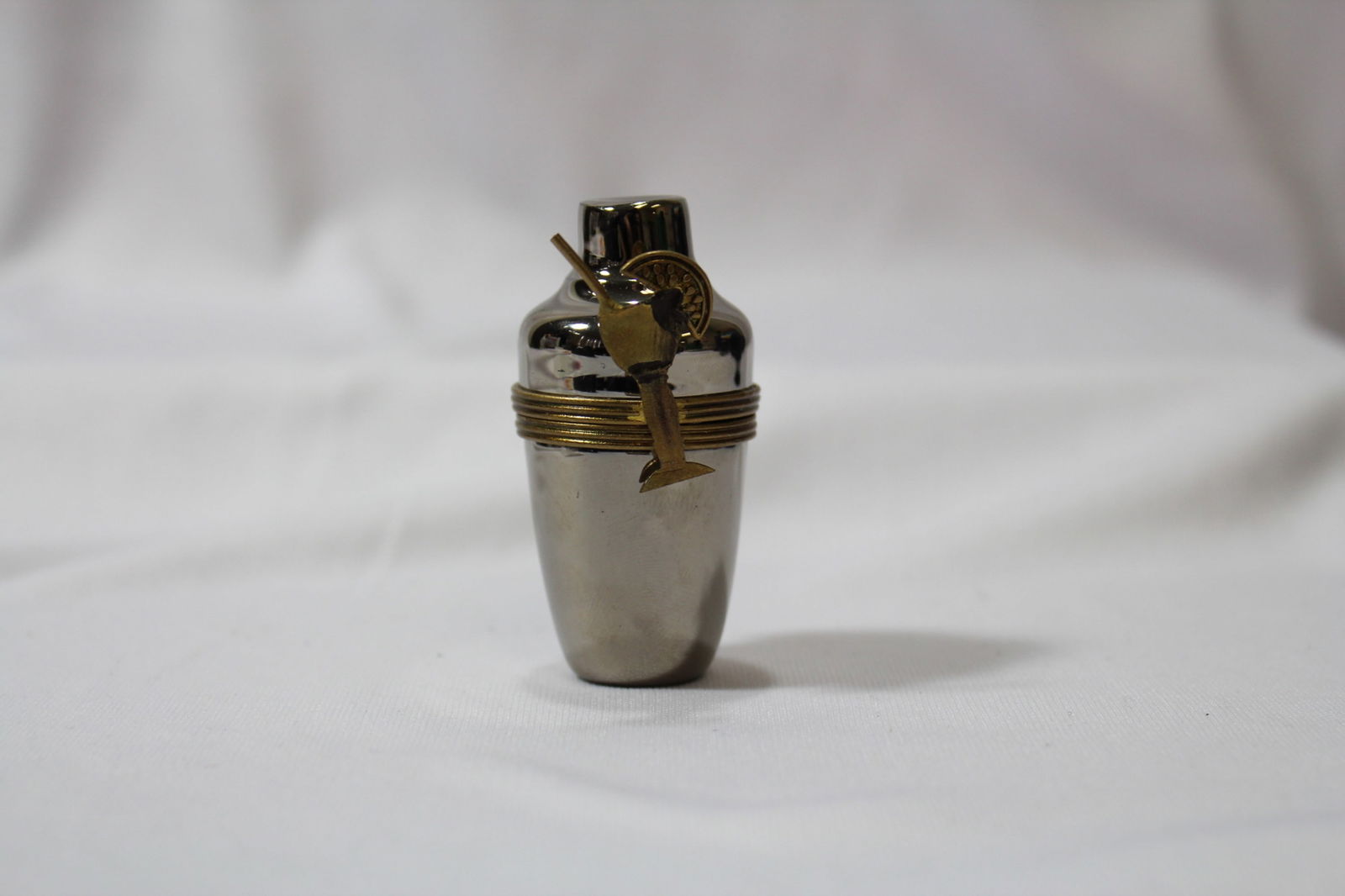 A Limoge Trinket Box: oeint main - 2" tall