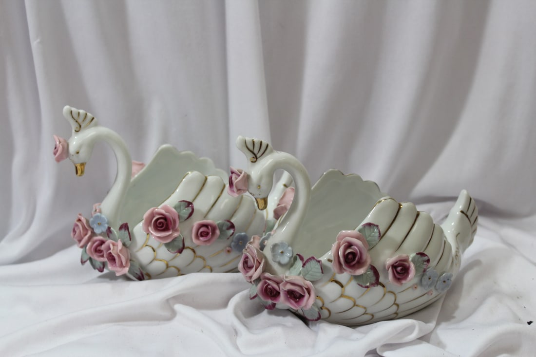 Set of 2 Swan Platters: 7" across