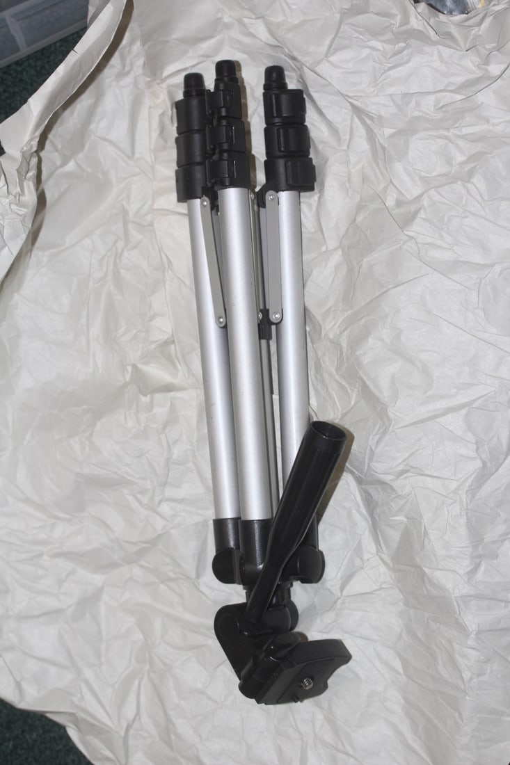 Expandable Tripod: aluminum - light weight - 14" tall when shrinked