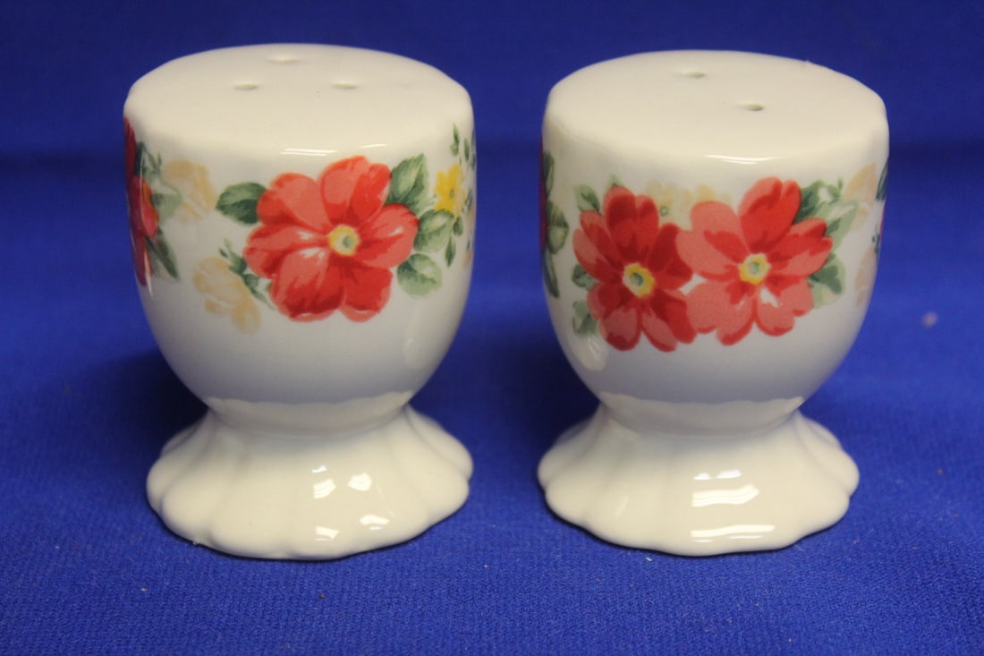 A Vintage Pair of Salt and Pepper Shakers: 2 3/4" tall each