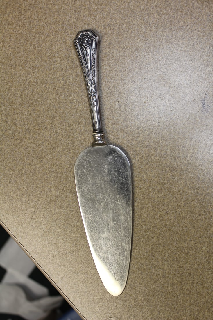 Sterling Handle Cake Server: 9 3/4" across