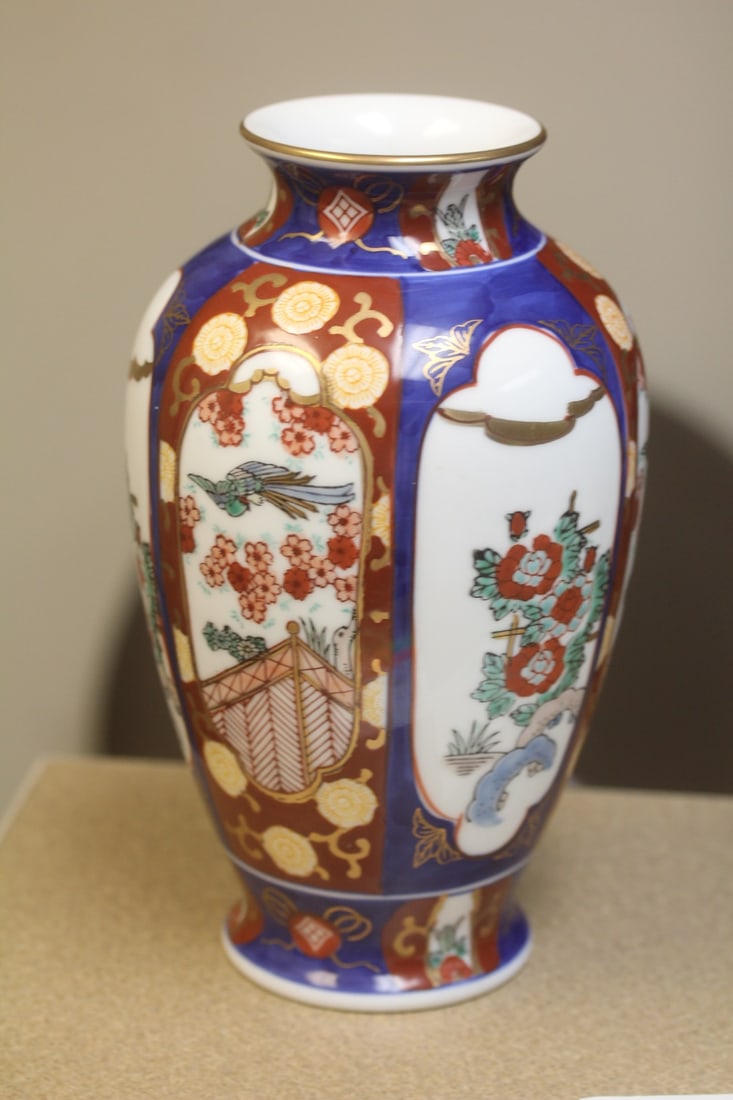 Gold Imari Vase: 8 1/2" tall