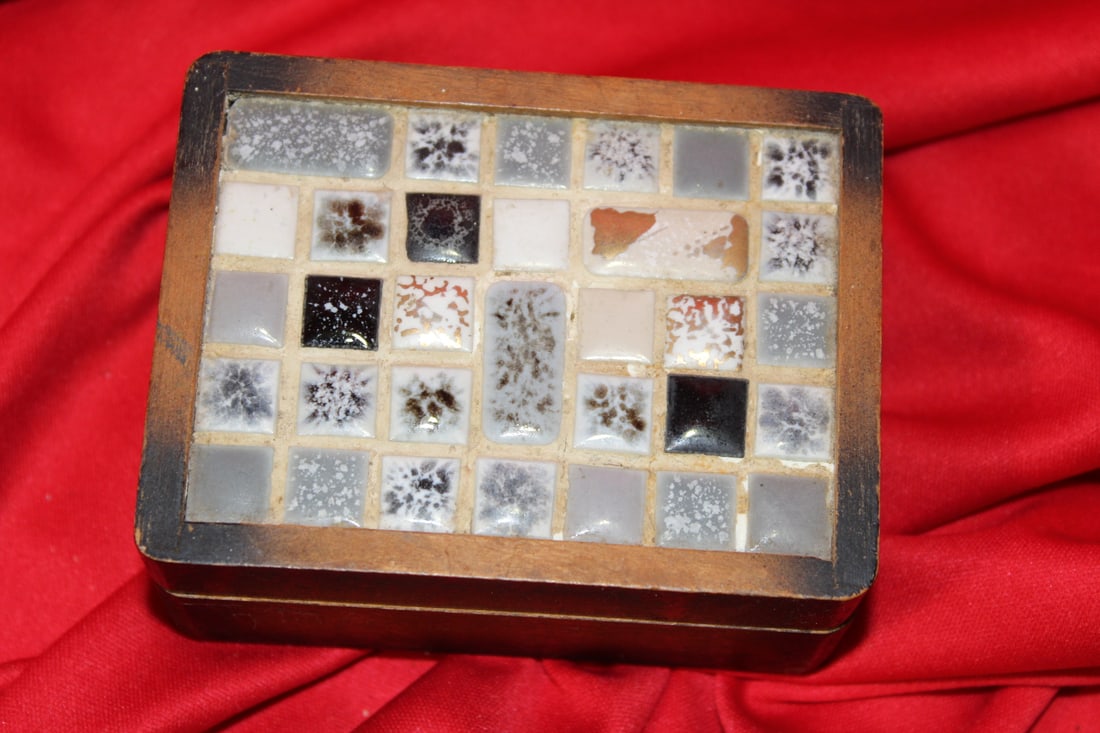 A Wooden Mosaic Trinket Box: 3 3/4" across