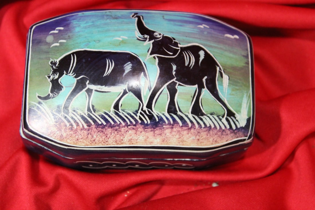 A Handpainted Ceramic Trinket Box: 4 1/4" across