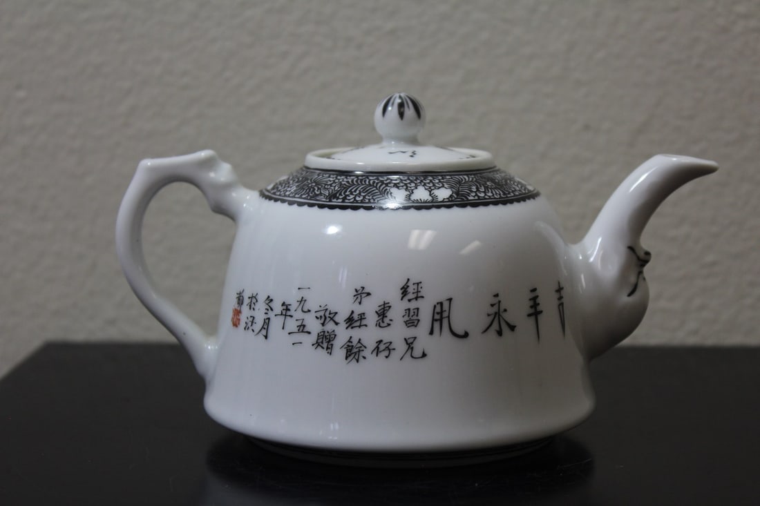 A Chinese Teapot: handsigned - during the Mao early years - 6 inches across