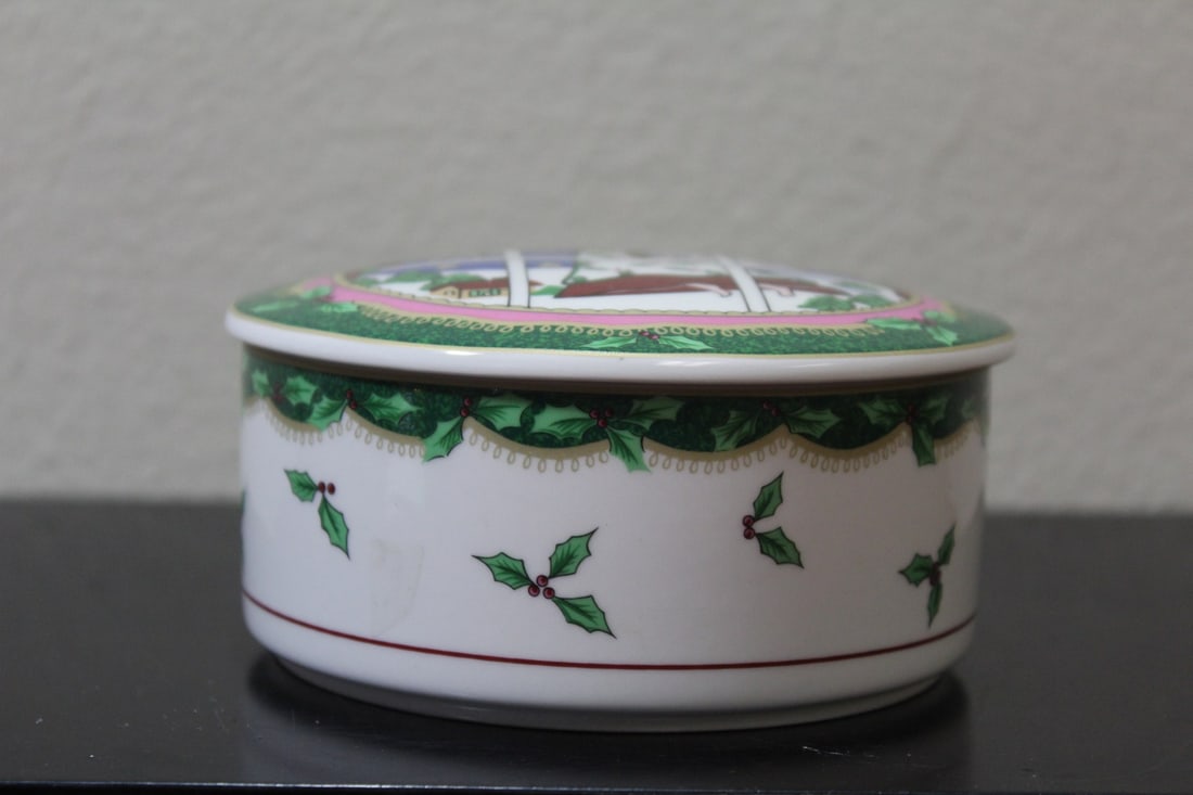 A Mikasa Trinket Box: 4 3/4" in diameter