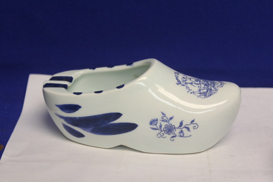 Delft Style Blue and White Clog Ashtray: 5 1/8" long