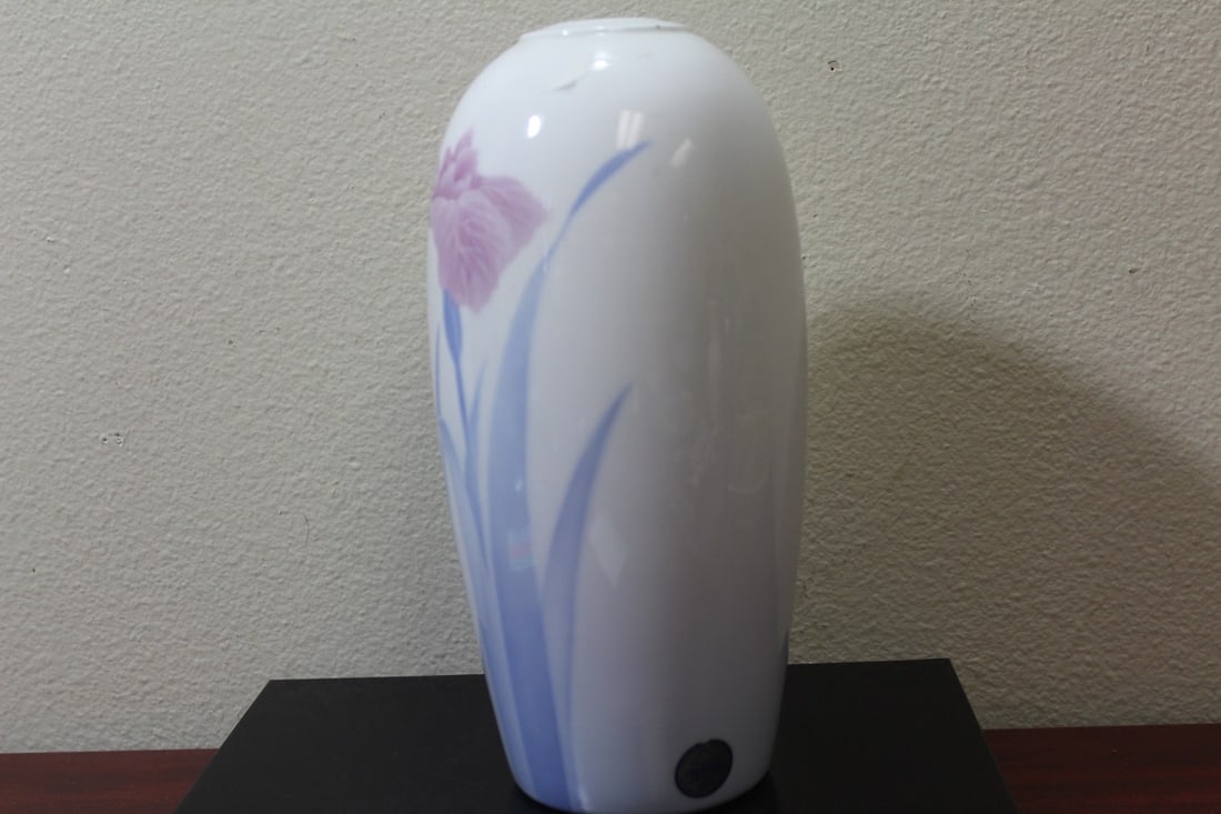 A Japanese Fukawaga Arita Porcelain Vase: 9 3/4" tall