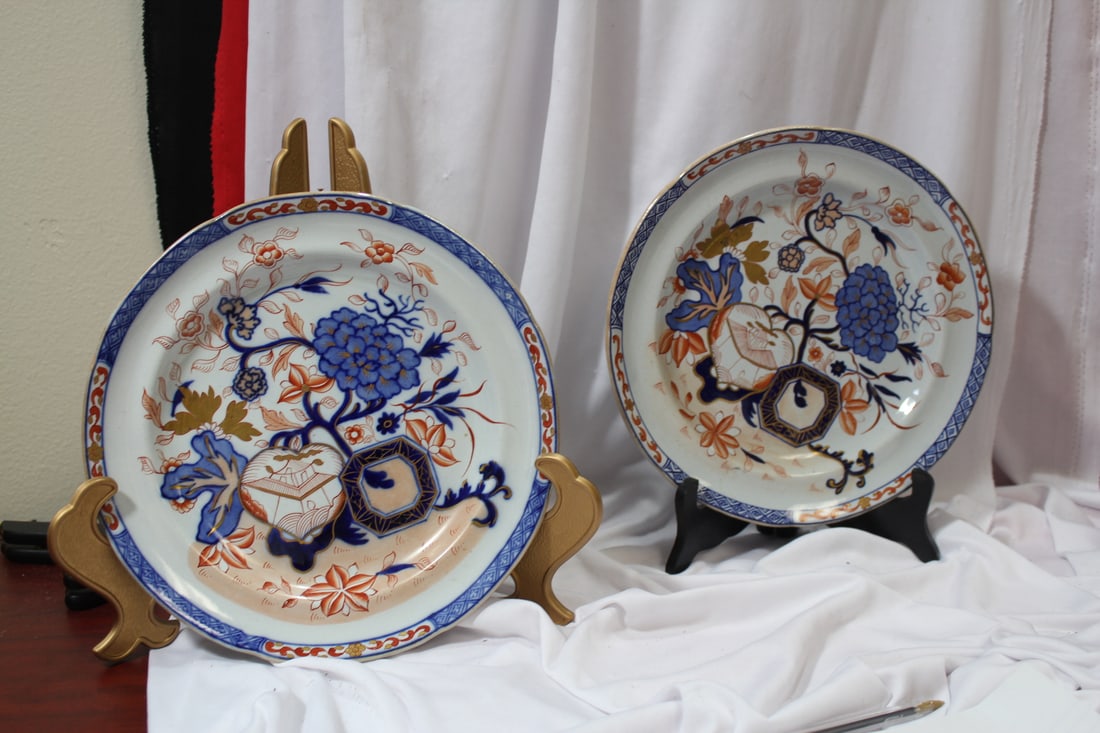 A Pair of Imari or Imari Style Plates: 9 3/4" in diameter - old