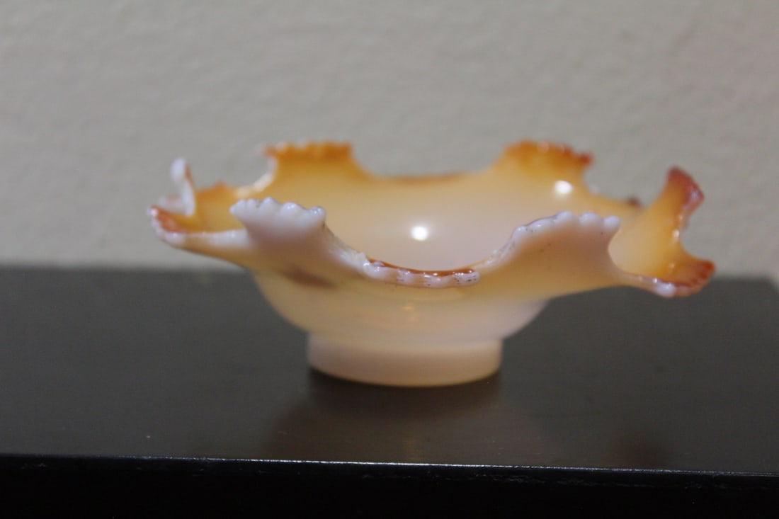 An Art Glass Bowl: 5 3/4" across