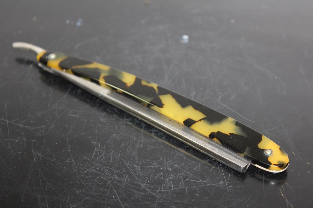 A Faux Turtle Shell Handle Straight Razor: 6" long - rare