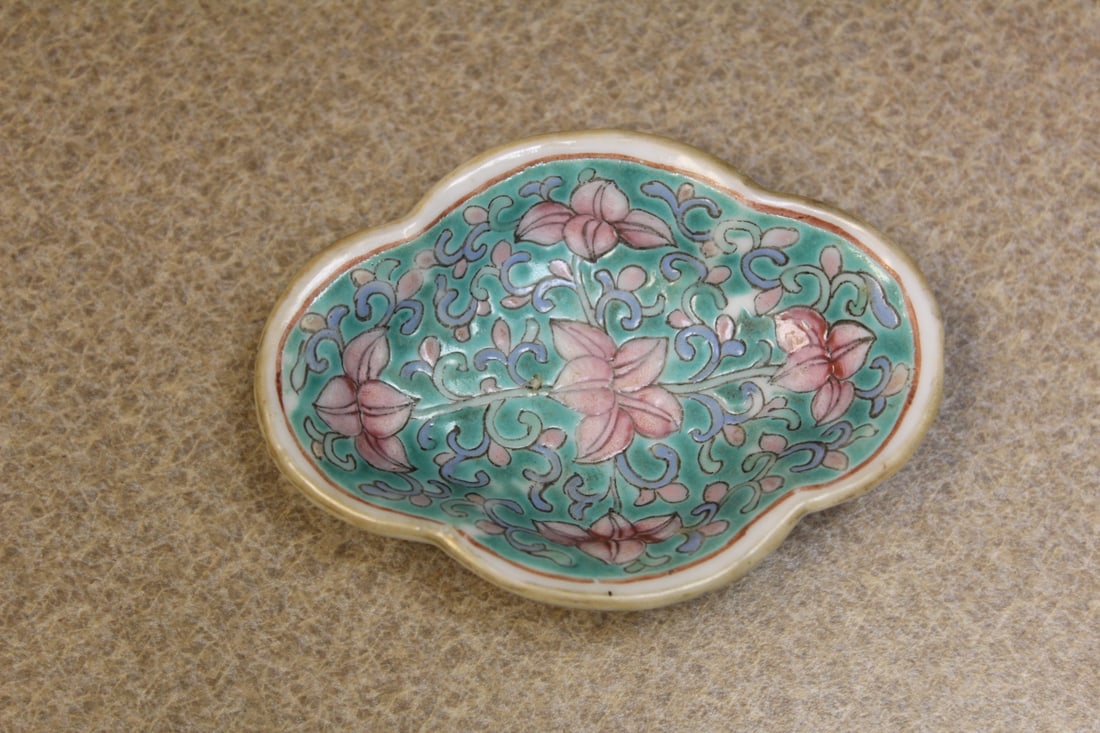 Antique Chinese Small Dish: 19th century mark and period of Tongzhi - unusual bats on the bottom - 3 5/8" in diameter