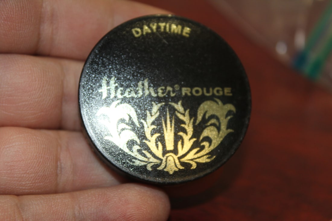 Daytime Heather Rouge Small Tin Box: powder box - 1 3/4" in diameter