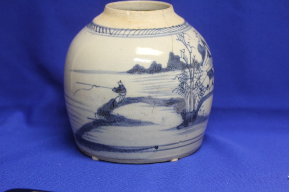 An Antique Chinese Ginger Jar: late 19th to early 20th century - please note: no lid, hairlines - 6 3/4" tall