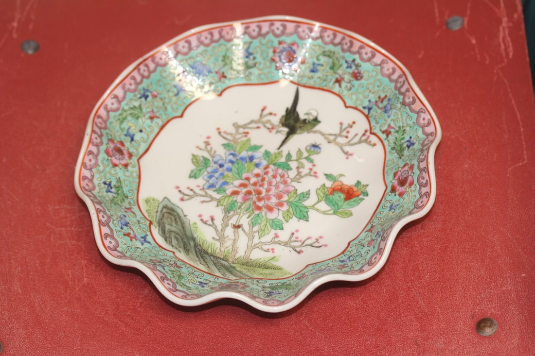 Chinese Famille Verte Foliated Bowl: signed - 10 inches in diameter