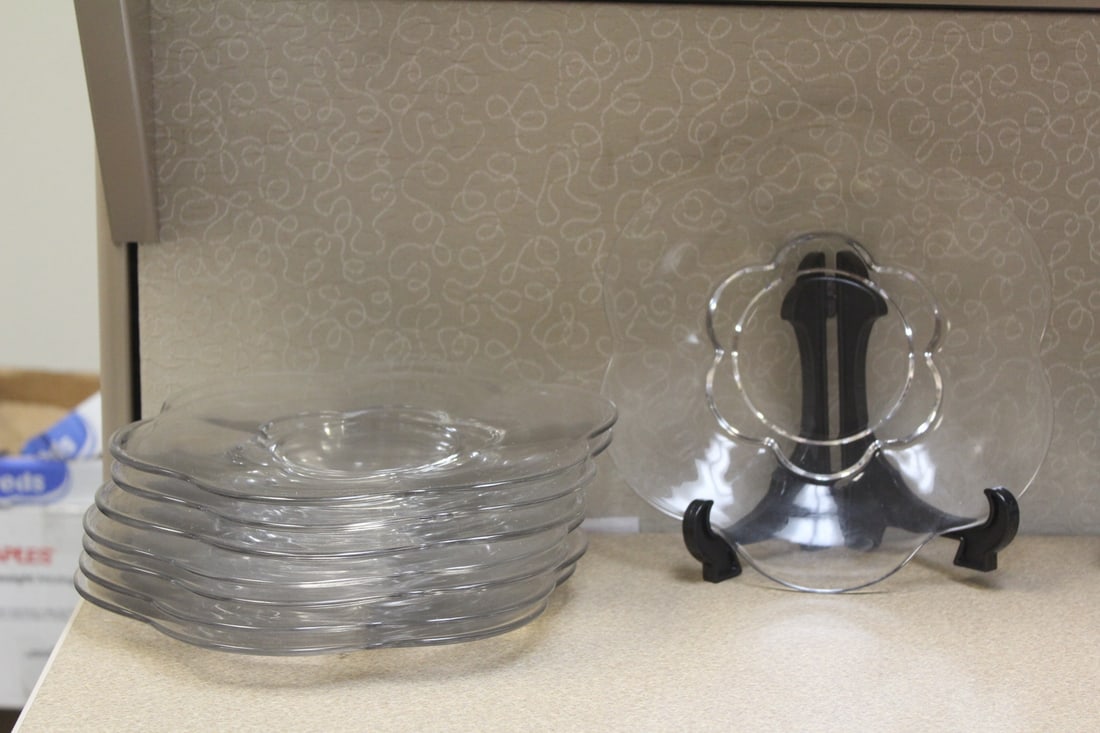 Set of 8 Clear Glass Dinner Plates: cool looking set - 9 inches in diameter