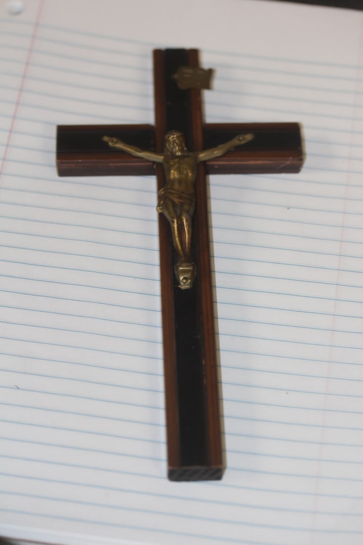 Jesus on Cross: 8" across