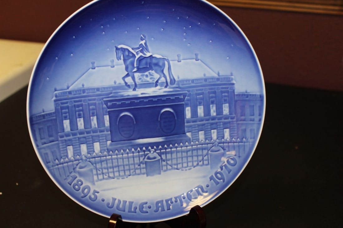 Collector's Plate by Amalienborg: with Paperwork - 9 inches in diameter