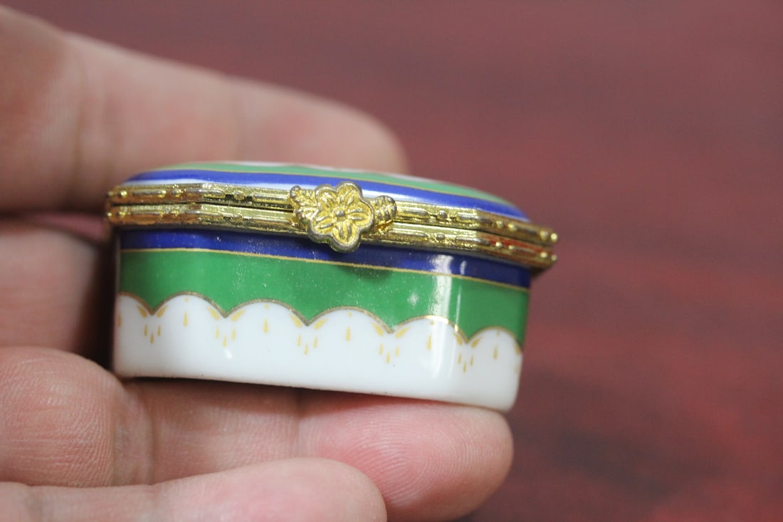 A Ceramic Rectangular Form Trinket Box - 2