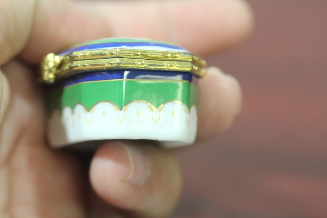 A Ceramic Rectangular Form Trinket Box - 3