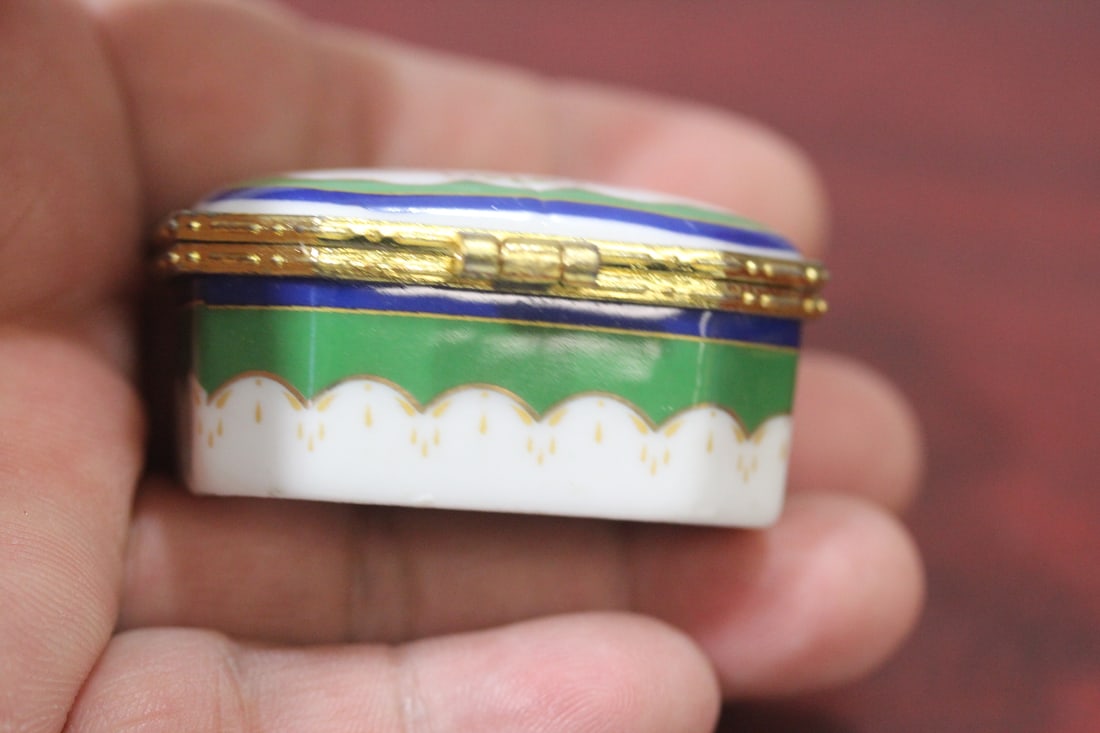 A Ceramic Rectangular Form Trinket Box - 4