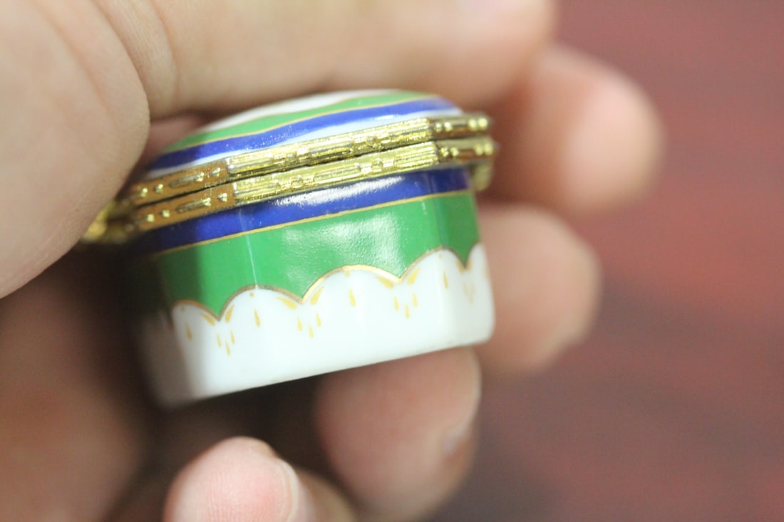 A Ceramic Rectangular Form Trinket Box - 5