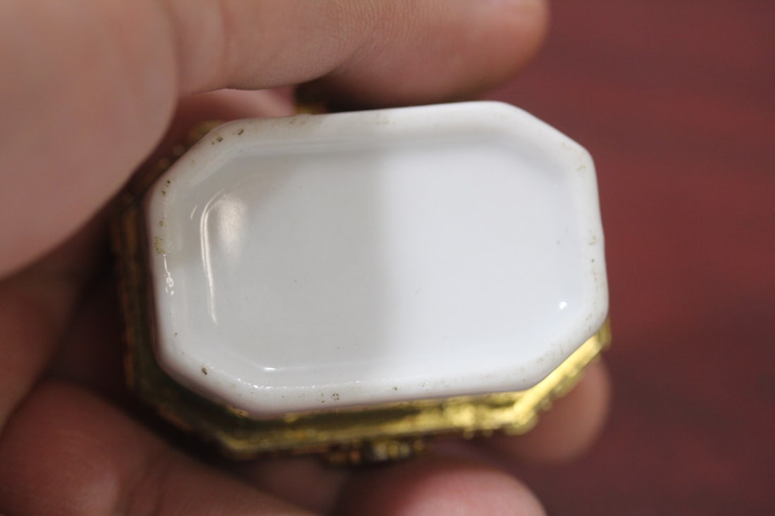 A Ceramic Rectangular Form Trinket Box - 6