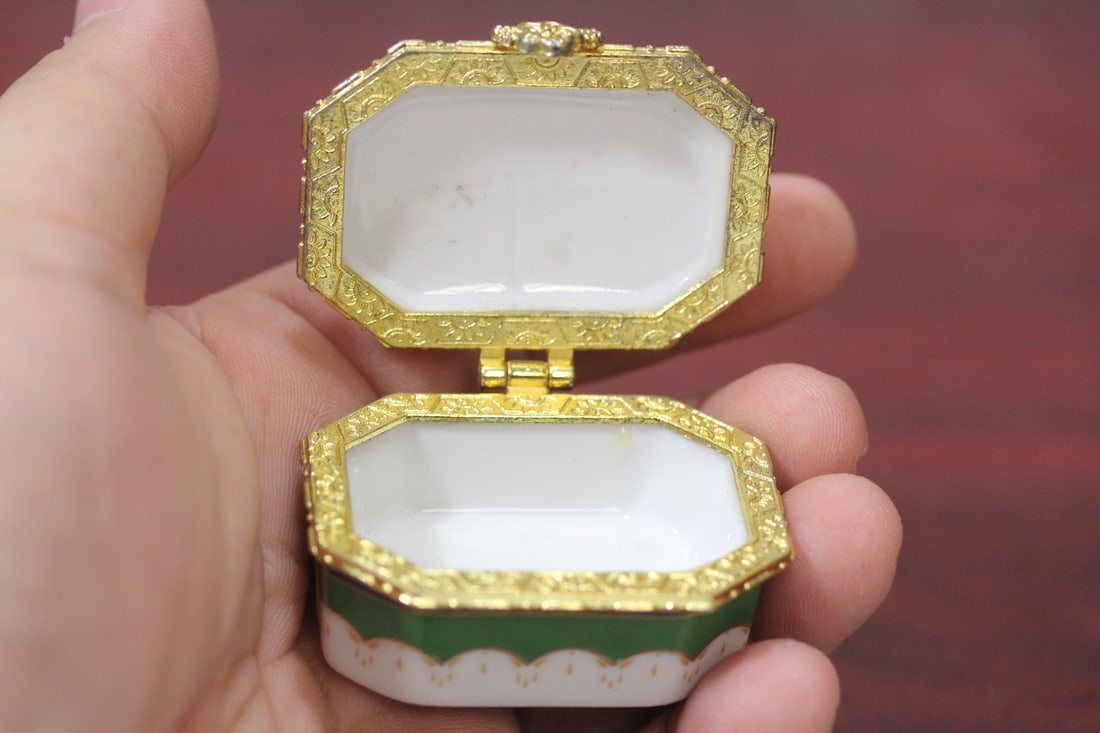 A Ceramic Rectangular Form Trinket Box - 7