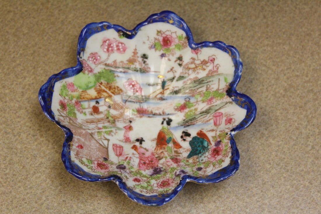 Kutani Geisha Girl Scallop Bowl (1 of 4)