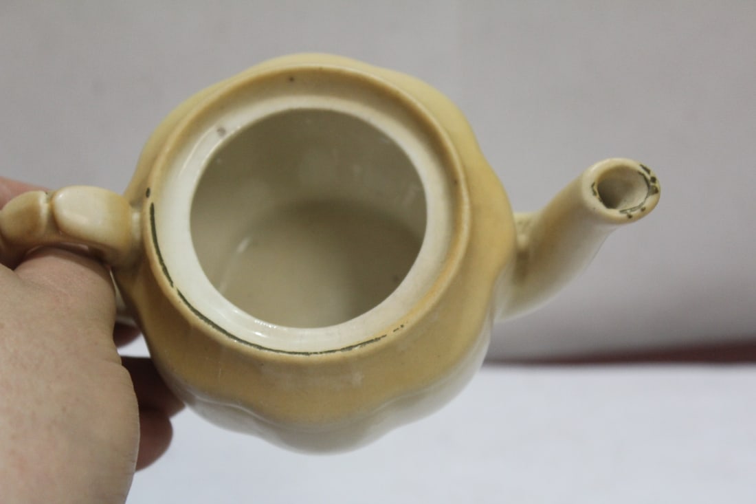 A Small Ceramic Teapot - 7