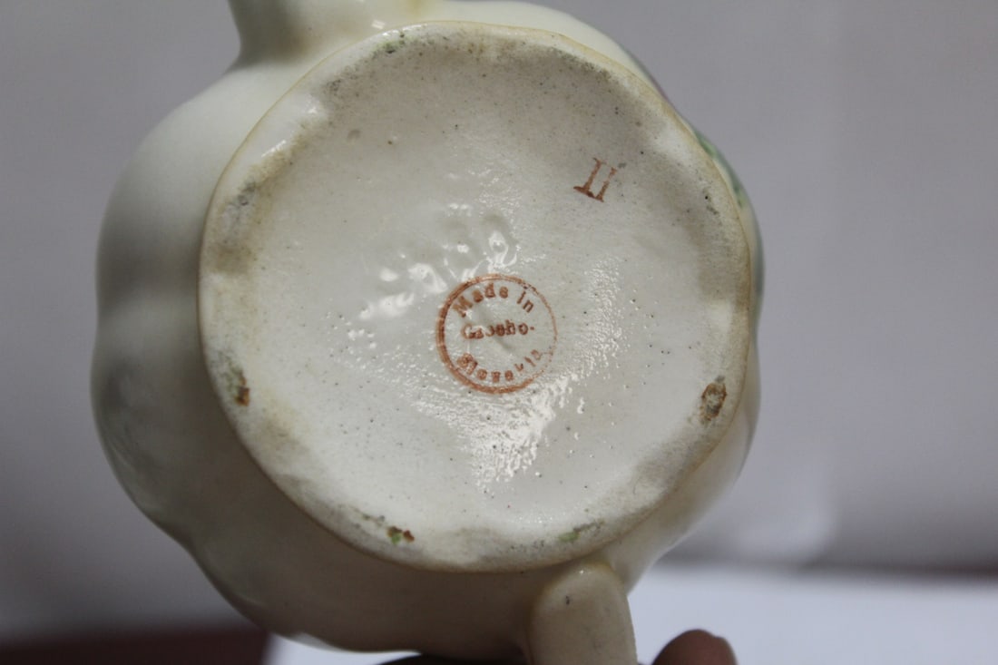 A Small Ceramic Teapot - 8