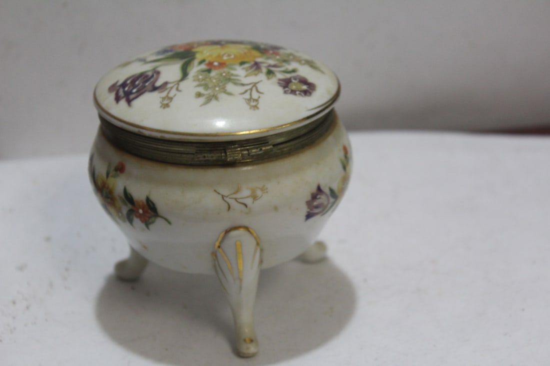 A 3-Footed Ceramic Box - 5