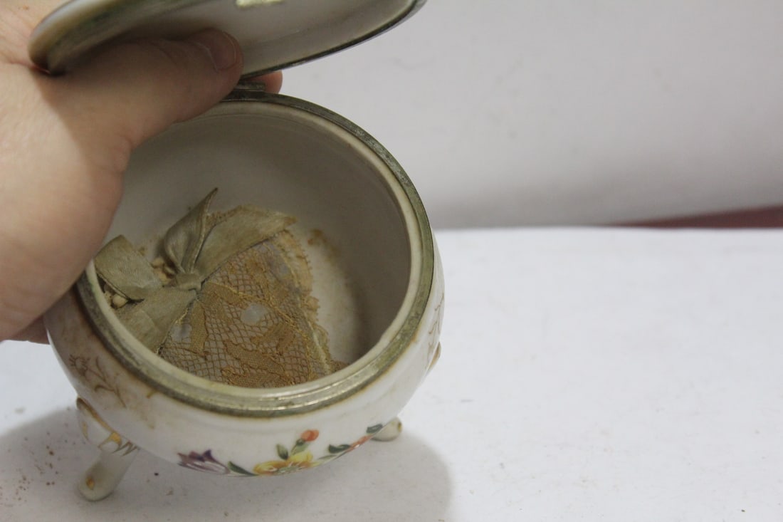 A 3-Footed Ceramic Box - 6